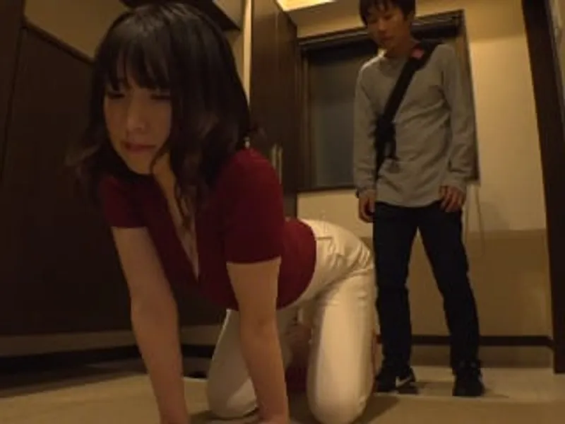 Người chồng lo làm việc, cô vợ ở nhà vụng trộm với cậu thanh niên phòng bên