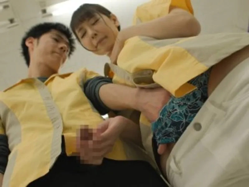 điên cuồng địt nữ đồng nghiệp dâm đãng trong siêu thị mini