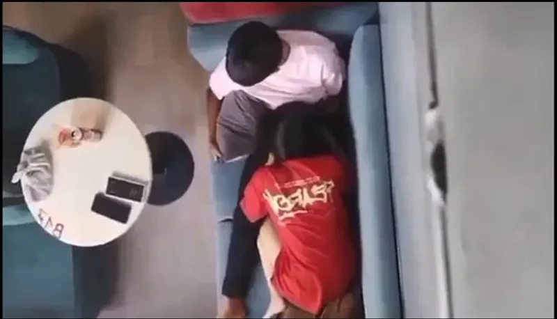 Quay lén bạn gái liếm mút cho em ghệ nơi công cộng