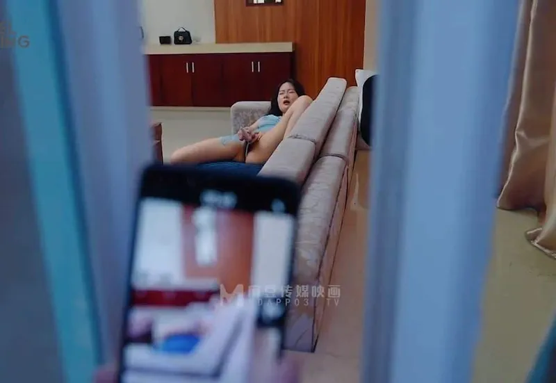 đột nhập trả bài em cạnh nhà đang thủ dâm