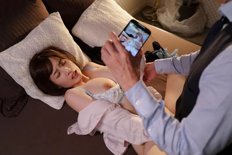 Sếp chuốc thuốc em thư ký bắt làm tình cả đêm khi đi công việc xa